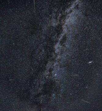 Perseidas en un cielo estrellado