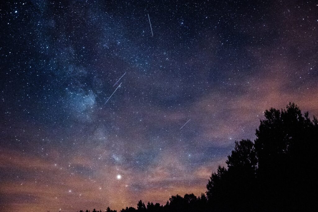 Perseidas - Lágrimas de San Lorenzo Perseidas - Lágrimas de San Lorenzo Noche estrellada en la que se observan varias estrellas fugaces, como en una noche típica en agosto si se está en un lugar despejado y sin contaminación lumínica.